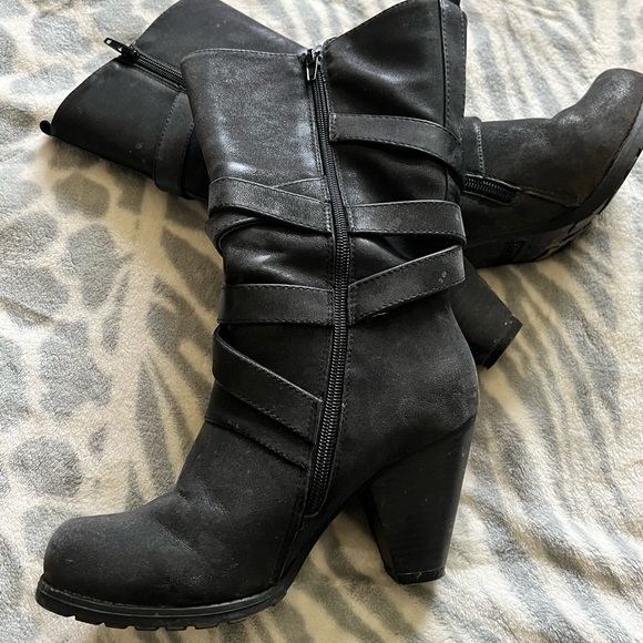 Women's Black Mid calf Boots - Picture 2 of 4